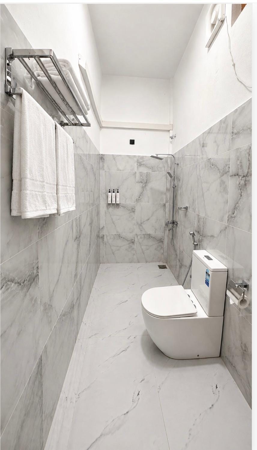 Shower, Toilet, Bathroom, towels