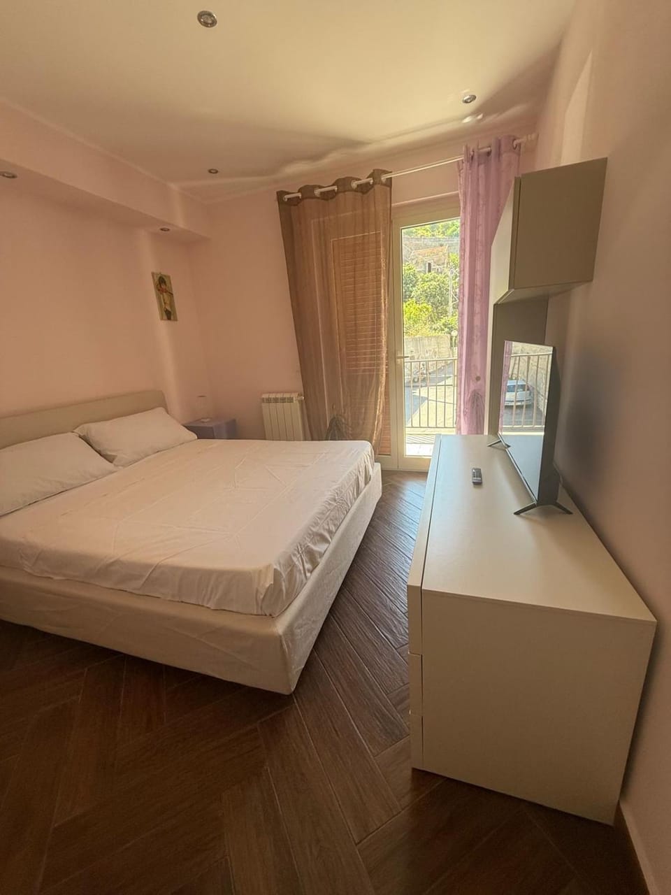 TV and multimedia, Photo of the whole room, Bedroom
