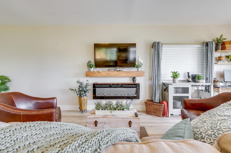 Shared Boat Dock at Clear Lake Couples Retreat House in Lucerne