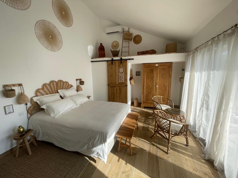 Photo of the whole room, Bedroom, Pool view