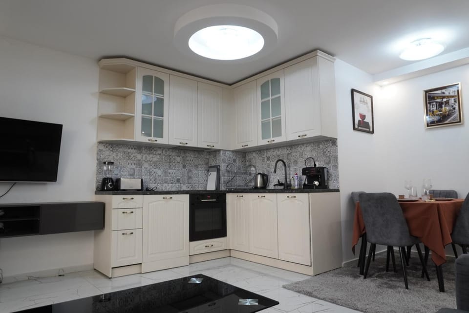 Kitchen or kitchenette, dishwasher, stove