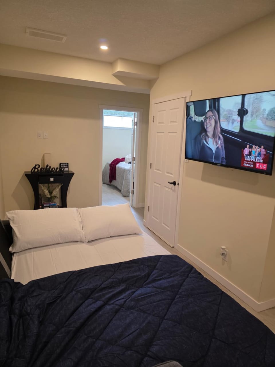 Bed, TV and multimedia, Living room, Evening entertainment