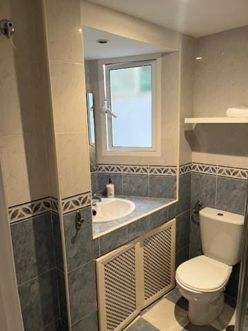 Shower, Toilet, bidet, towels