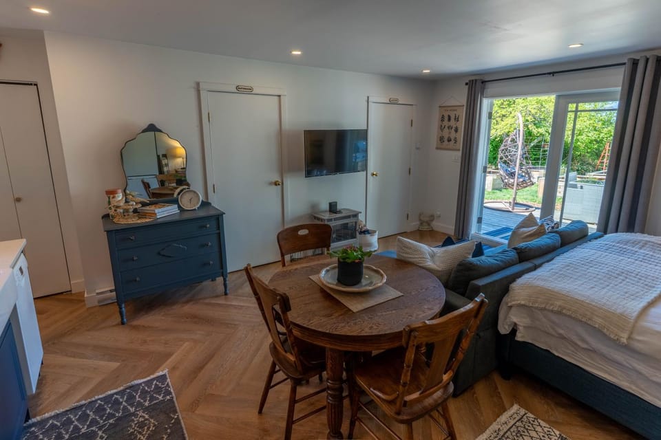 Bed, TV and multimedia, Seating area, Dining area, air conditioner