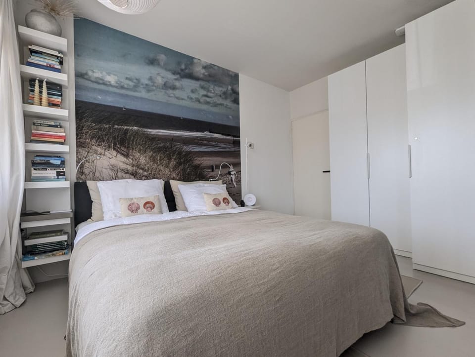 Photo of the whole room, Bedroom, wardrobe