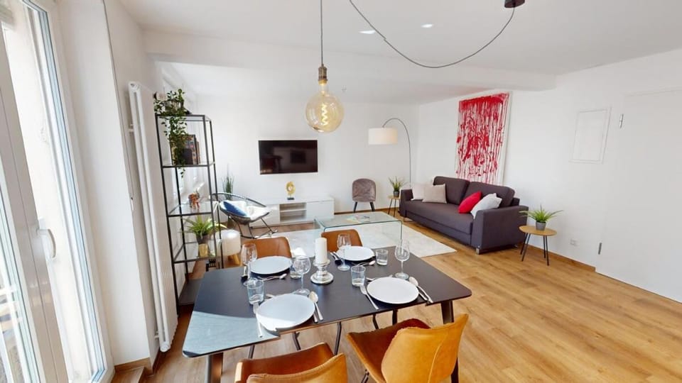 TV and multimedia, Living room, Photo of the whole room, Seating area, Dining area
