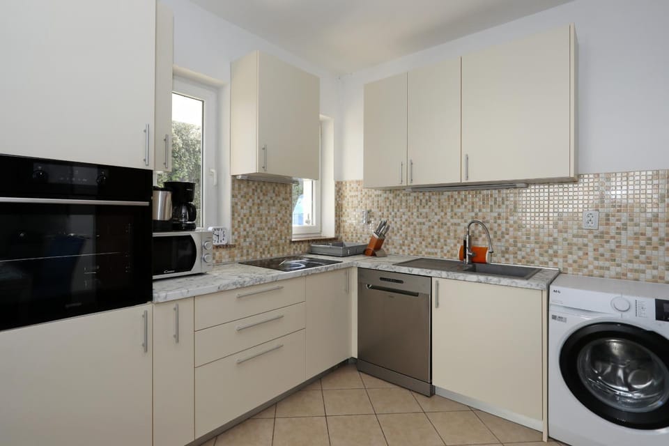 Mare 9 Cozy Apartment with Garden Apartment in Zadar County