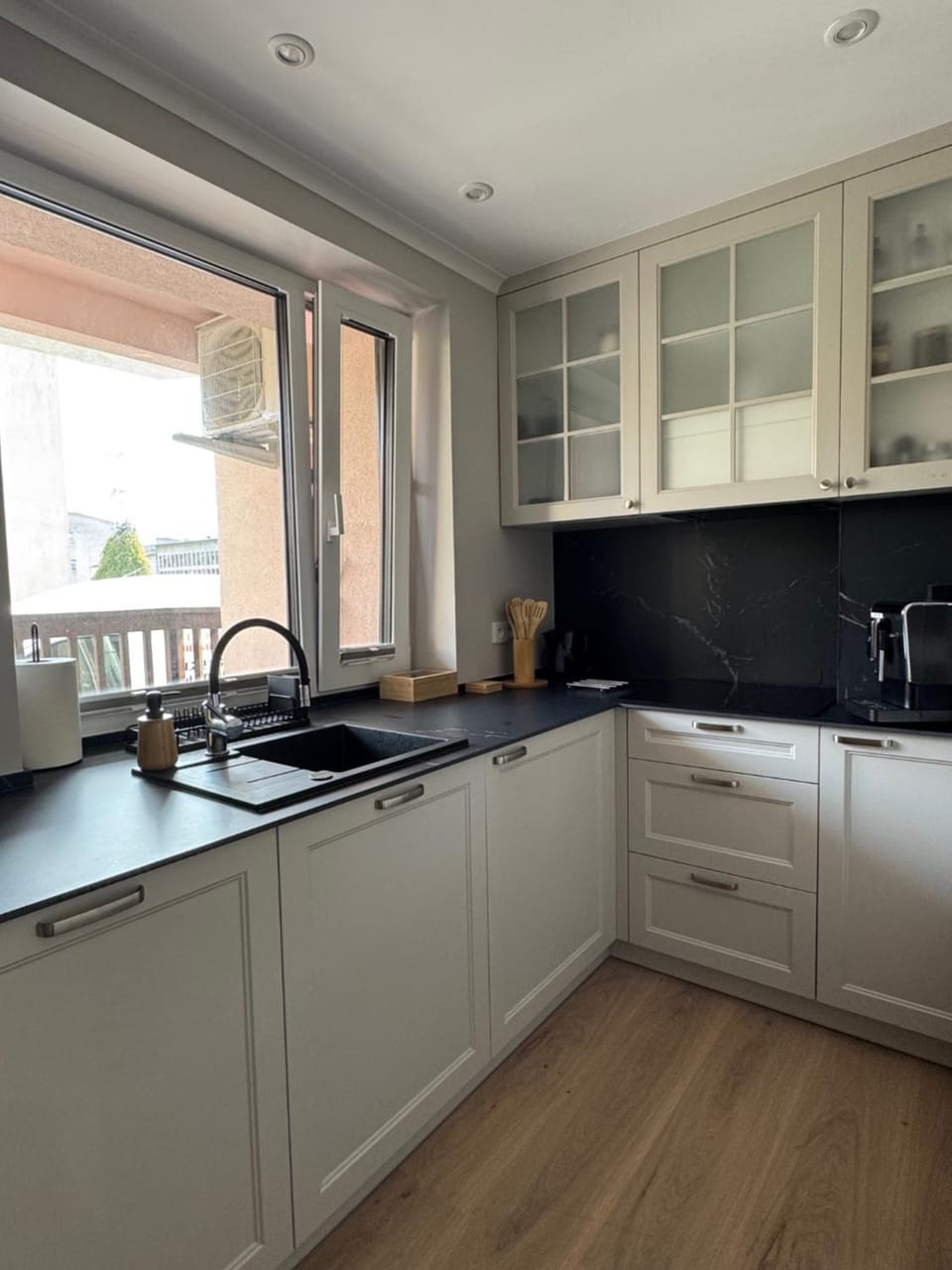 Kitchen or kitchenette, dishwasher, stove