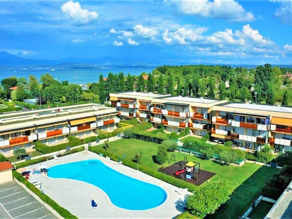 Property building, Neighbourhood, Natural landscape, Bird's eye view, City view, Pool view, Swimming pool, Swimming pool
