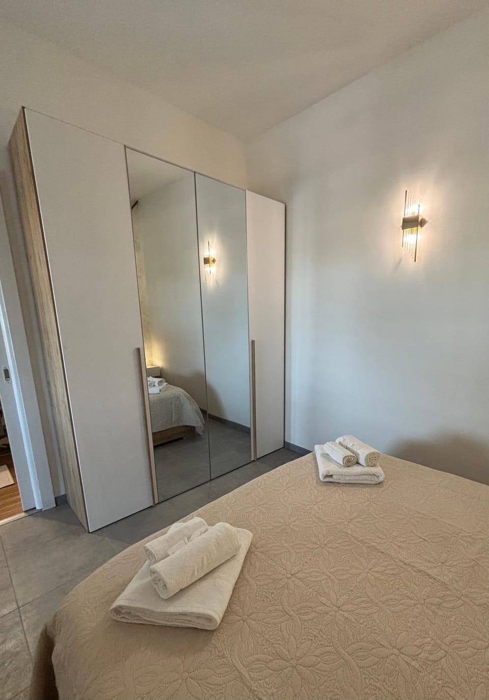 Bed, Bedroom, towels, wardrobe