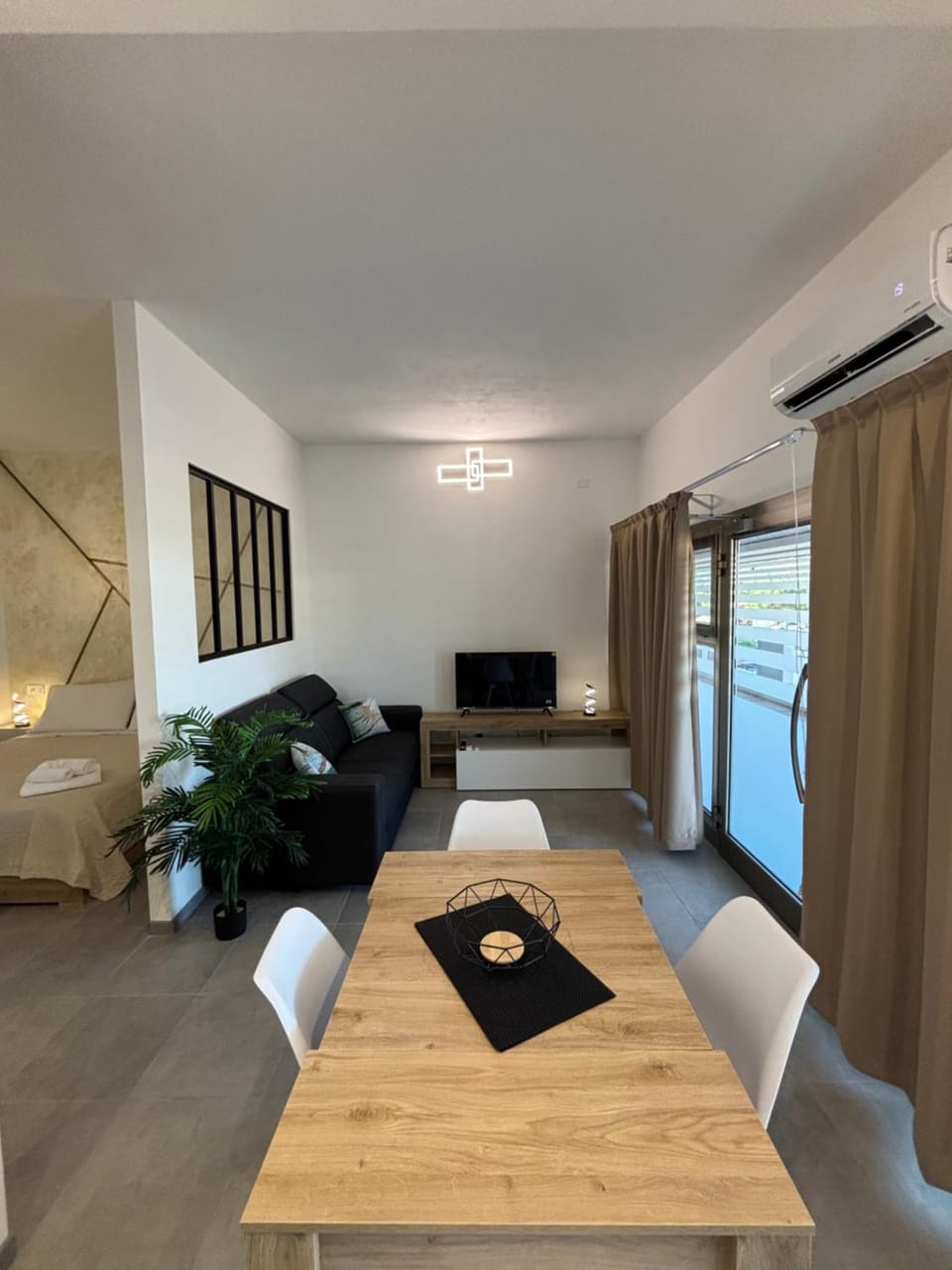 Communal lounge/ TV room, TV and multimedia, Living room, Seating area, Dining area