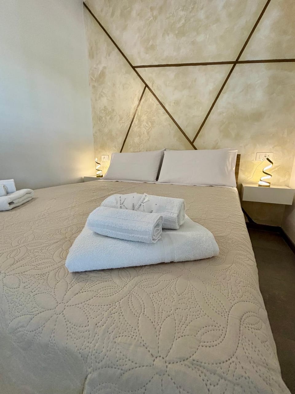 Bed, Photo of the whole room, Bedroom, towels