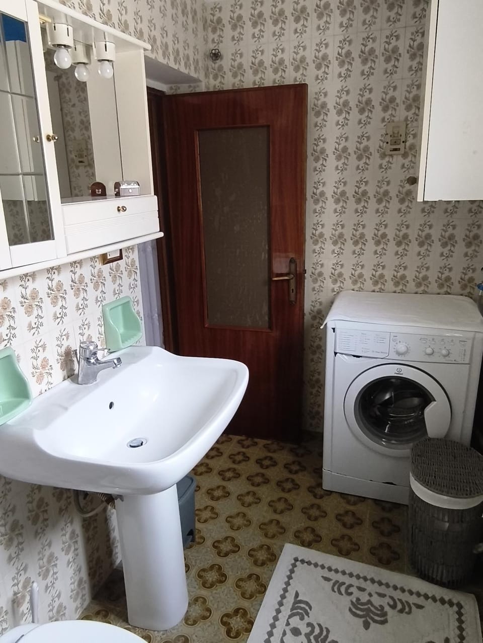 Bathroom, washing machine