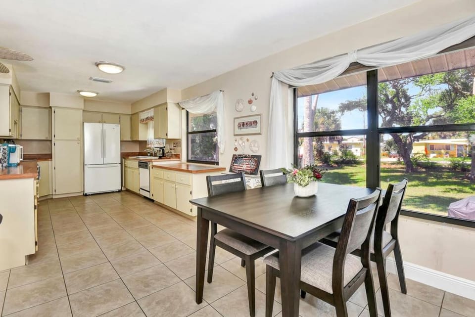 Sunset on the Peninsula 3br 3bath House in Daytona Beach Shores