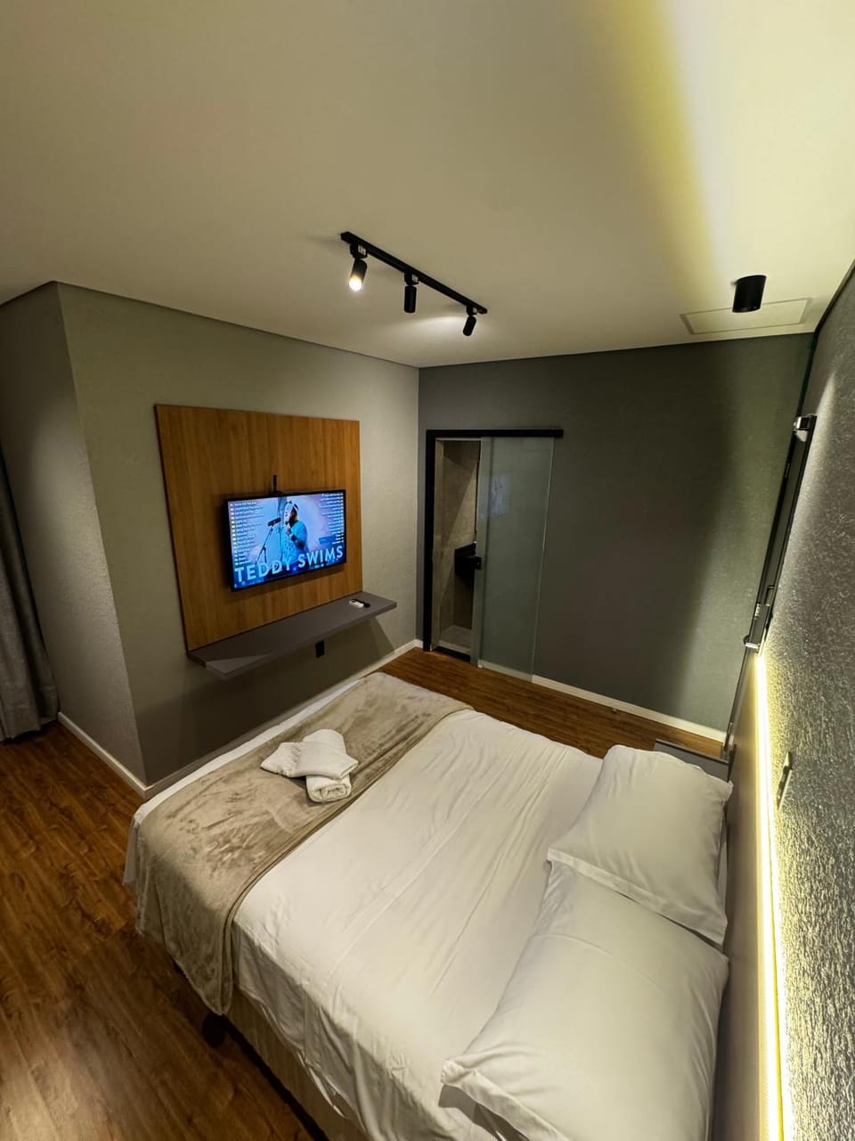 Bed, TV and multimedia, Photo of the whole room, Bedroom, towels