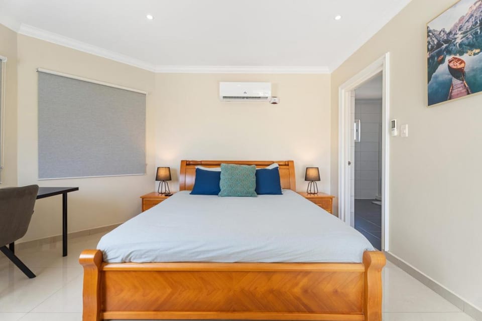 NEW 3BR 2BA Private Villa with Spacious Garden House in Noord