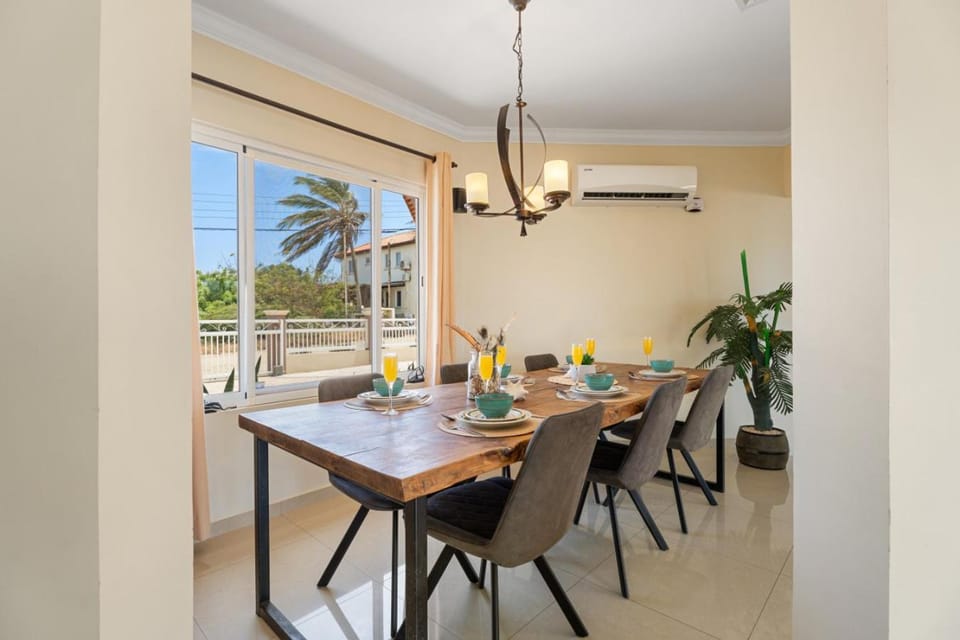 NEW 3BR 2BA Private Villa with Spacious Garden House in Noord