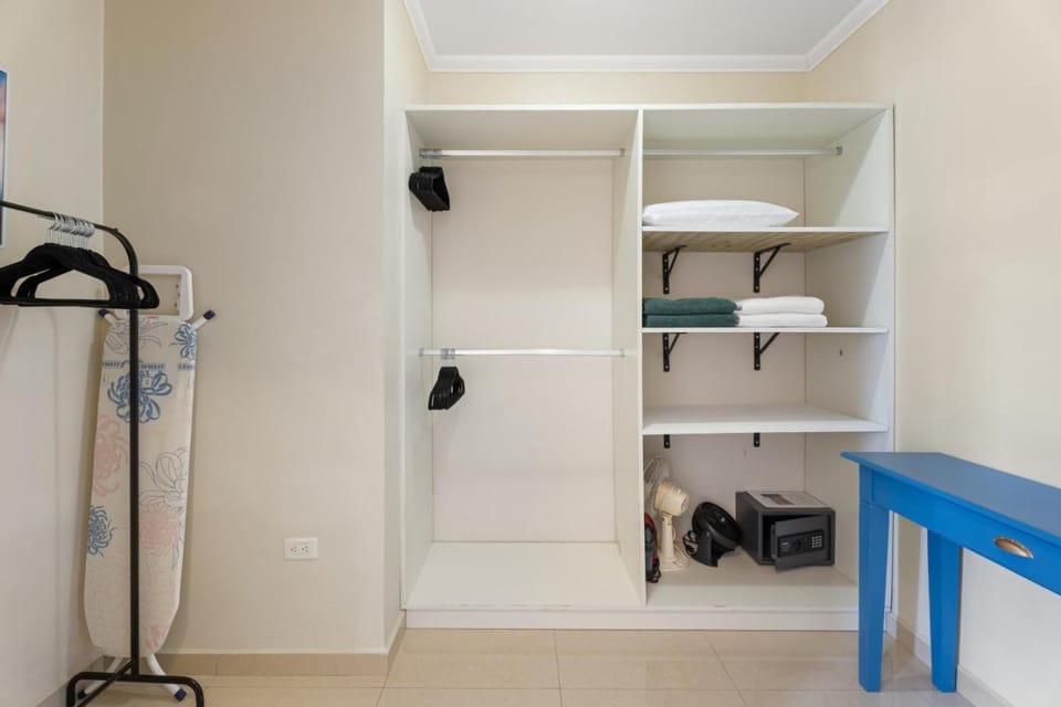 NEW 3BR 2BA Private Villa with Spacious Garden House in Noord