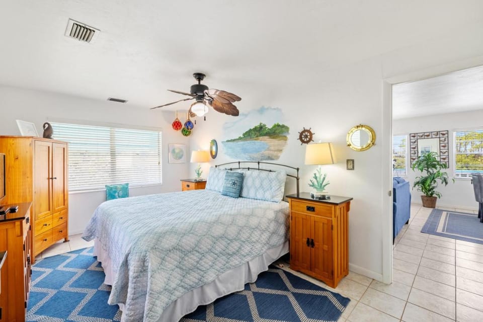 Seaside Cottage- coastal retreat House in Cedar Key