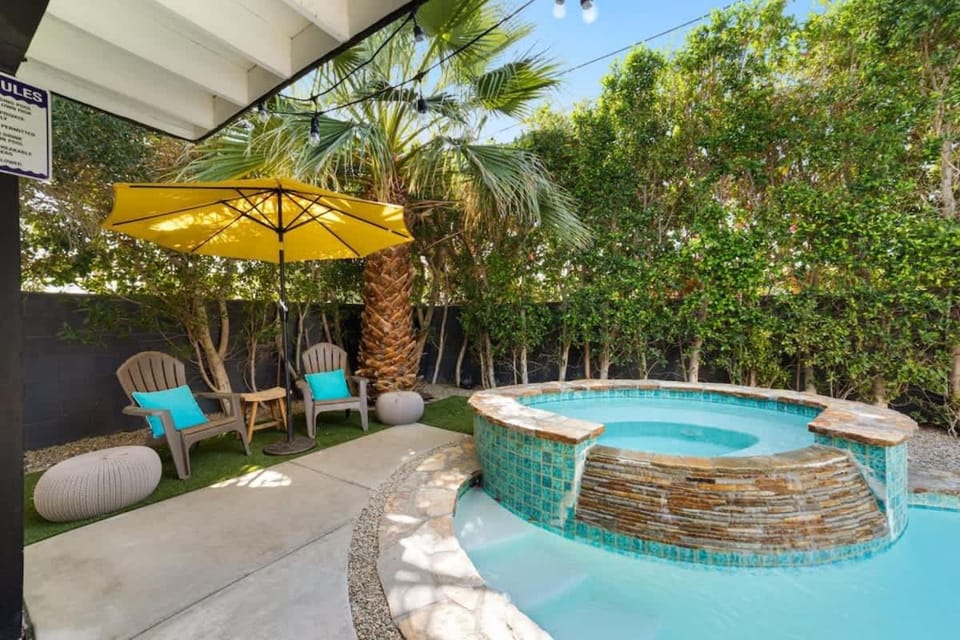 3BR 2BA Home in Palm Springs with Private Pool House in Palm Springs