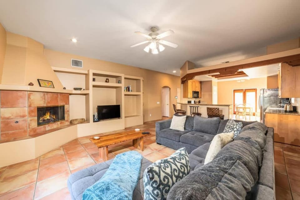 Stylish 3BD home in La Quinta Cove with a Private Pool and Jacuzzi House in La Quinta