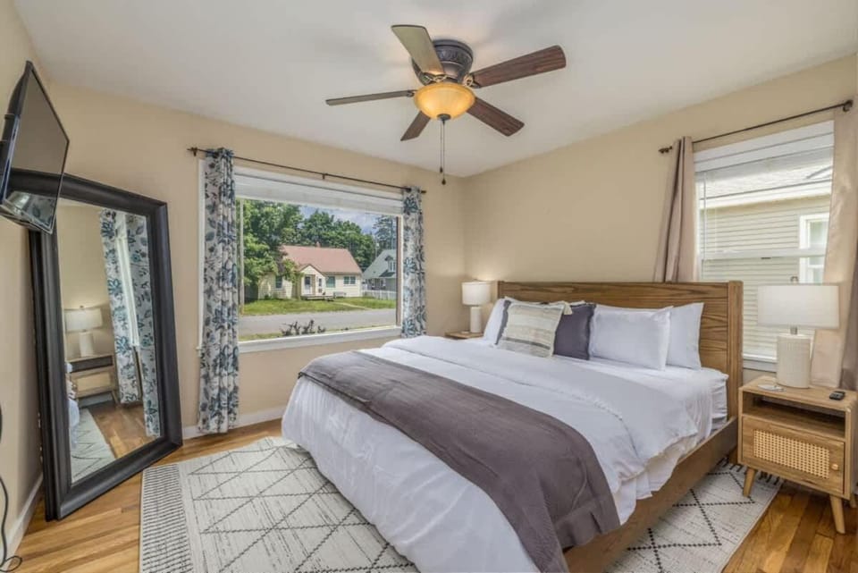 Tribe and Vibe In Downtown CDA Modern Comfort And Fun For You And Your Crew, Just Steps From Downtown House in Coeur dAlene