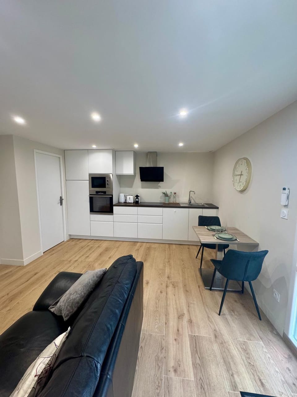 Kitchen or kitchenette, Seating area, Dining area, oven