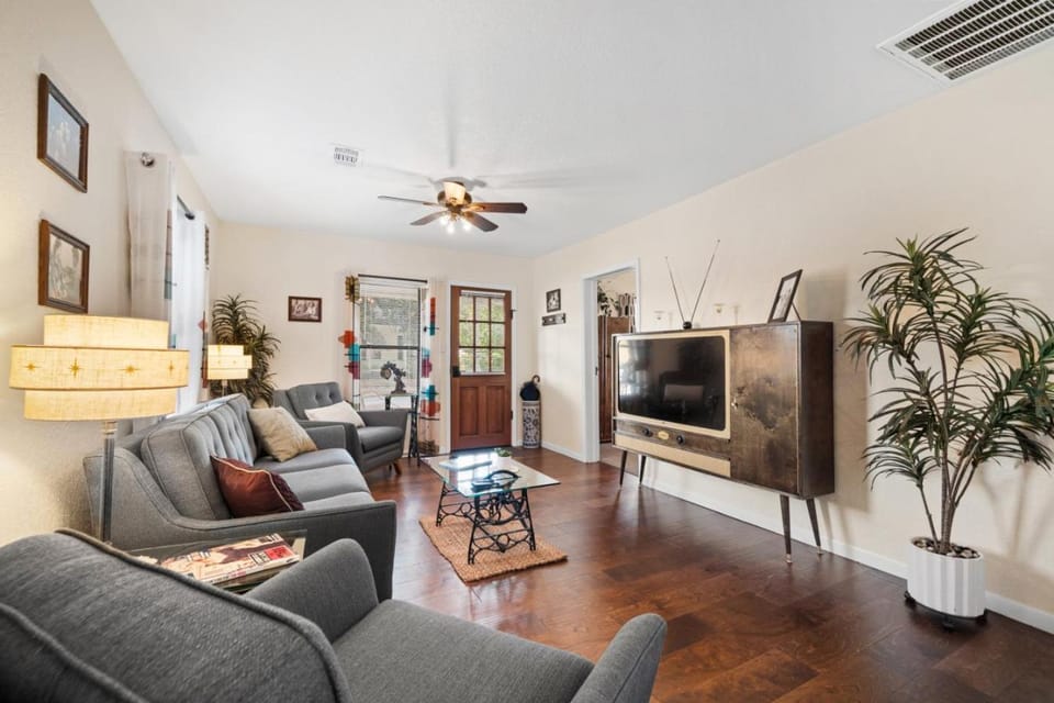 The 1950s Retro Riverside Cottage Apartment in Arkansas