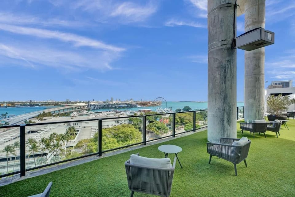4102 Lux Miami Studio City Bay Views Apartment in Miami