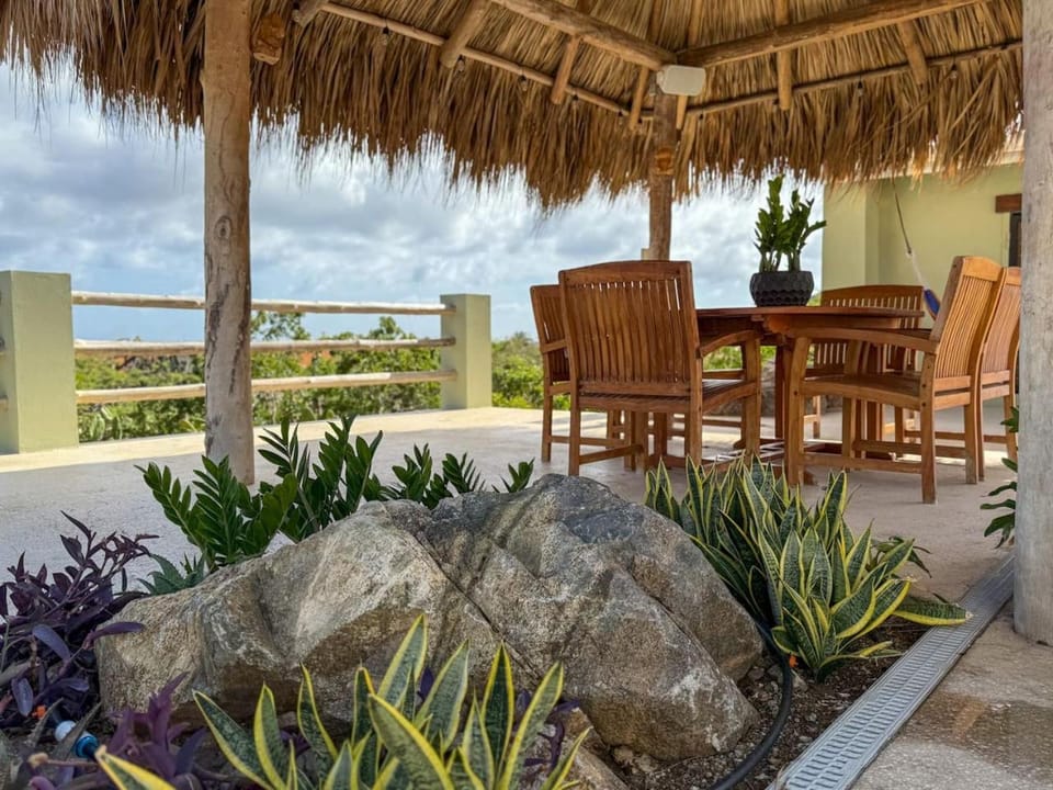 Poolside Escape Menas Authentic Wellness Eco Apartment in Noord