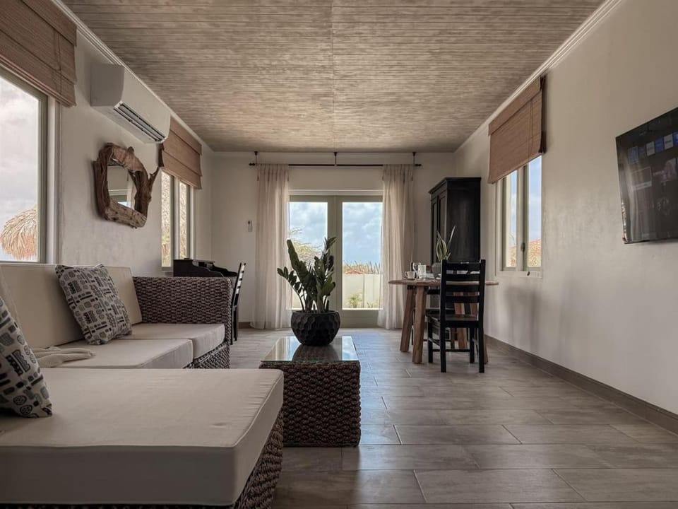 Poolside Escape Menas Authentic Wellness Eco Apartment in Noord