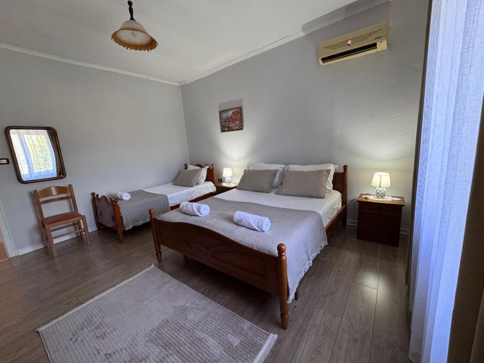 Bed, TV and multimedia, Photo of the whole room, Bedroom, towels, air conditioner