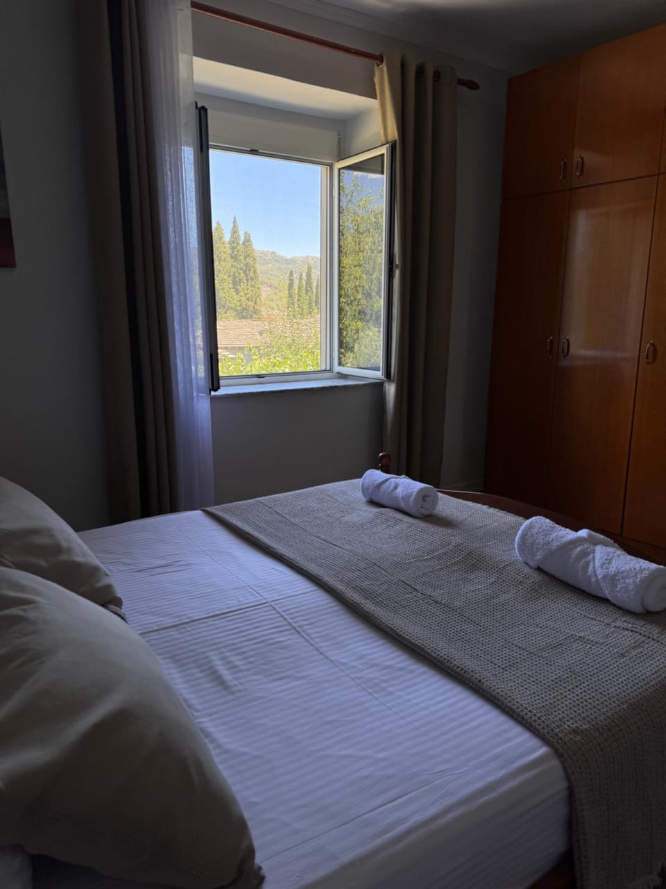 Bed, Photo of the whole room, Bedroom, towels