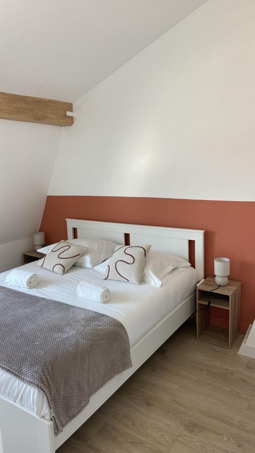 Bed, Photo of the whole room, Bedroom, towels