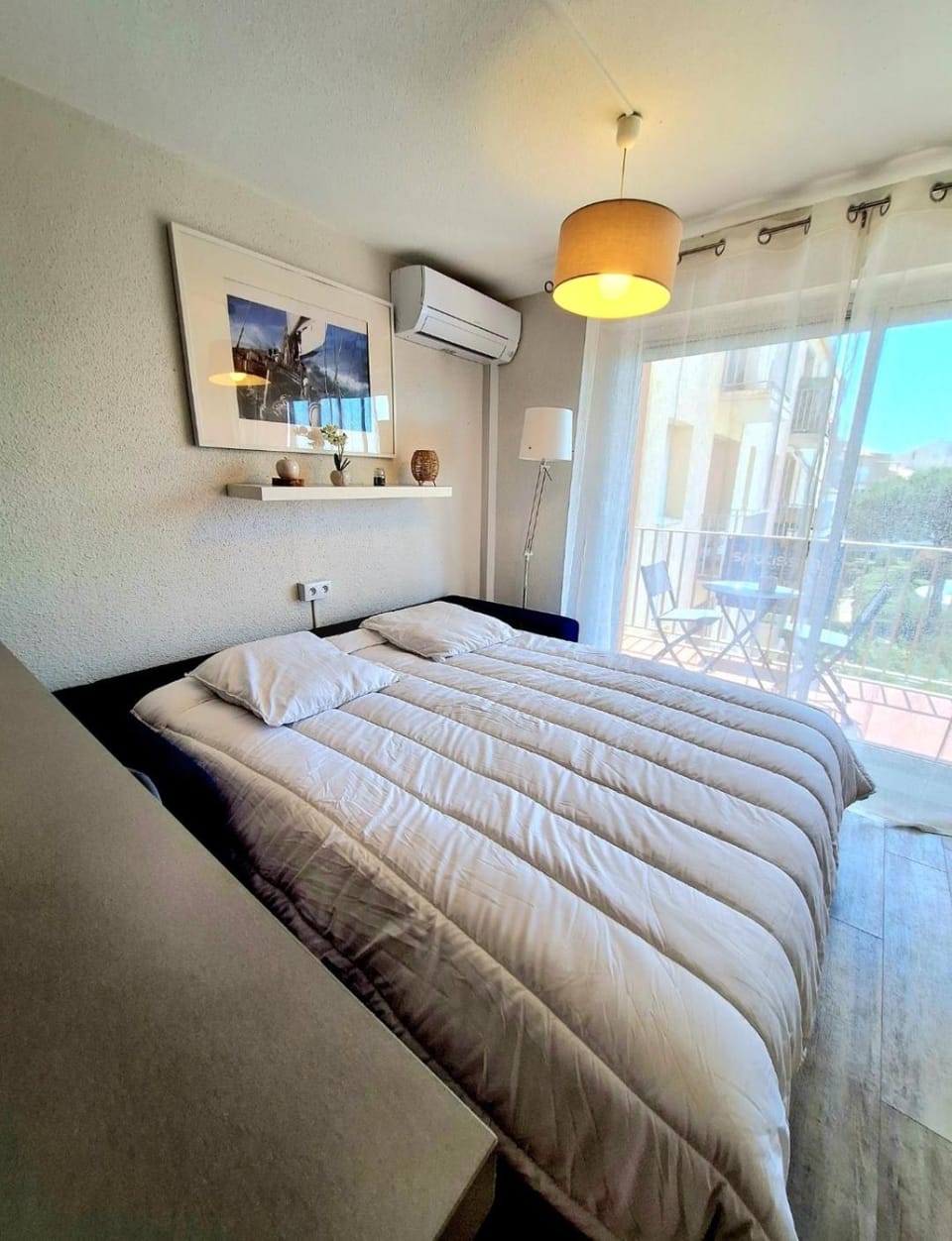 Bed, Living room, air conditioner