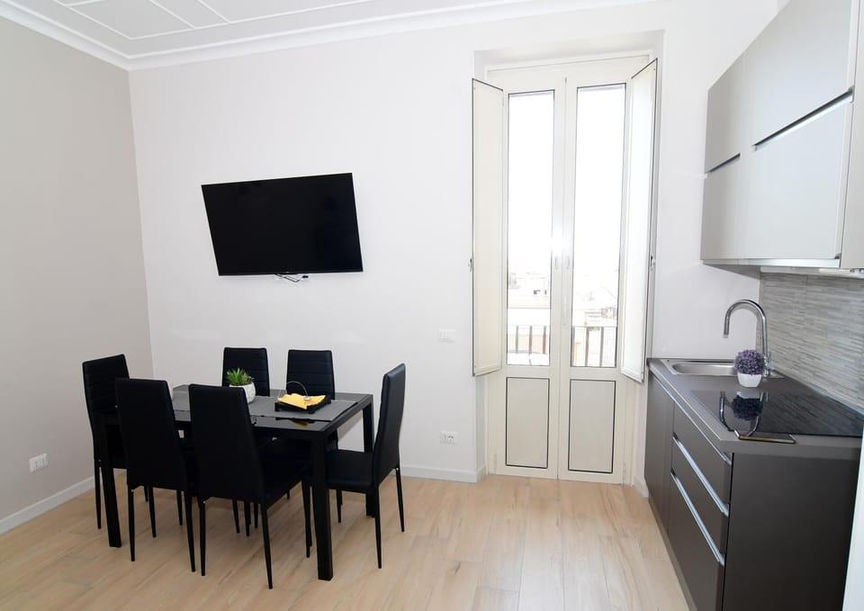 Kitchen or kitchenette, Seating area, Dining area