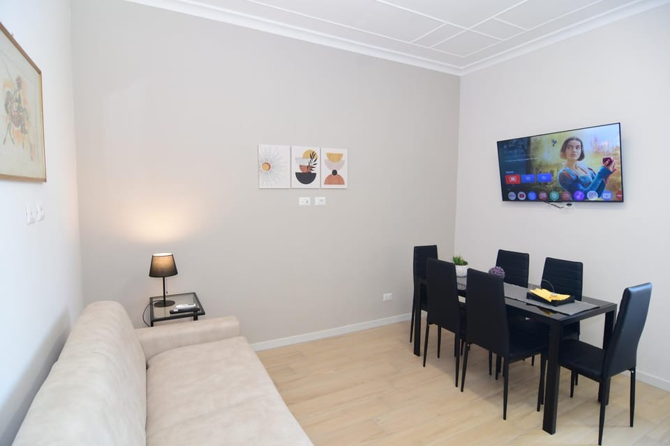 TV and multimedia, Living room, Seating area, Dining area