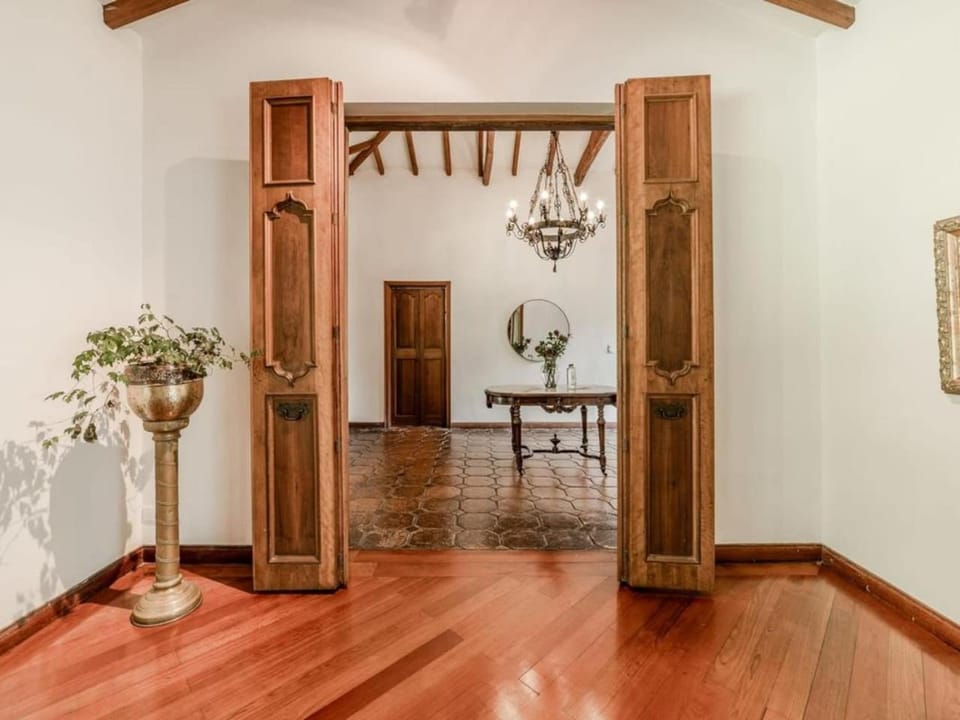 CH51 Colonial Charm Villa at El Poblado Jacuzzi House in Medellin