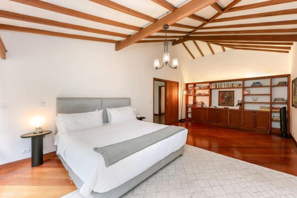 CH51 Colonial Charm Villa at El Poblado Jacuzzi House in Medellin