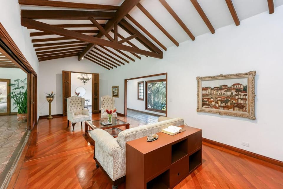 CH51 Colonial Charm Villa at El Poblado Jacuzzi House in Medellin