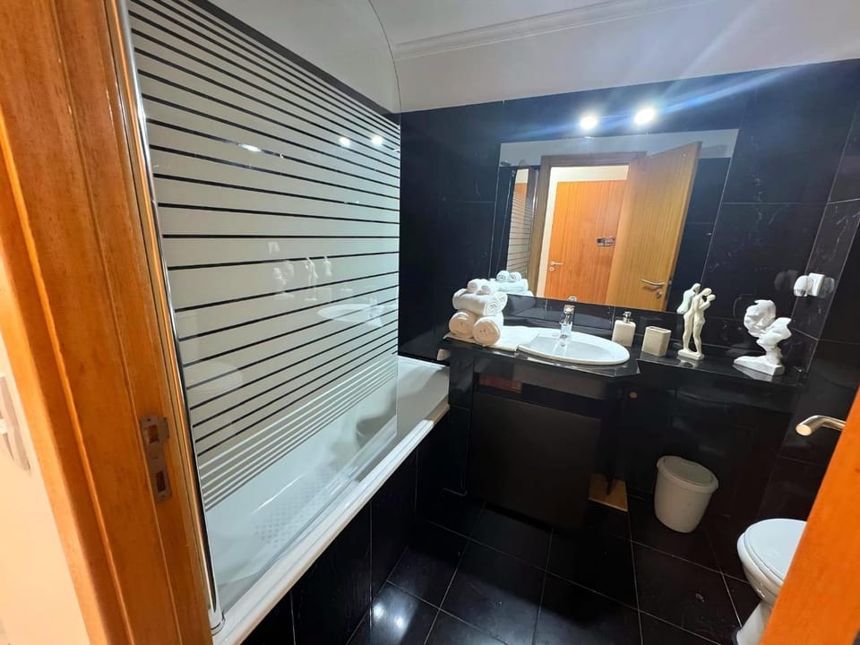 Shower, Toilet, Bathroom, Bath, towels