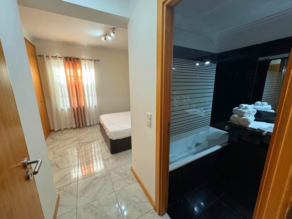 Shower, Bed, Hot Tub, Bathroom, Photo of the whole room, Bedroom, Bath, towels