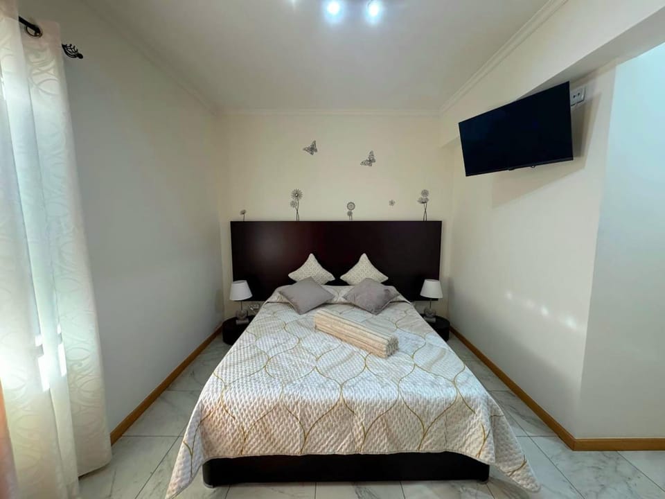 Bed, TV and multimedia, Photo of the whole room, Bedroom