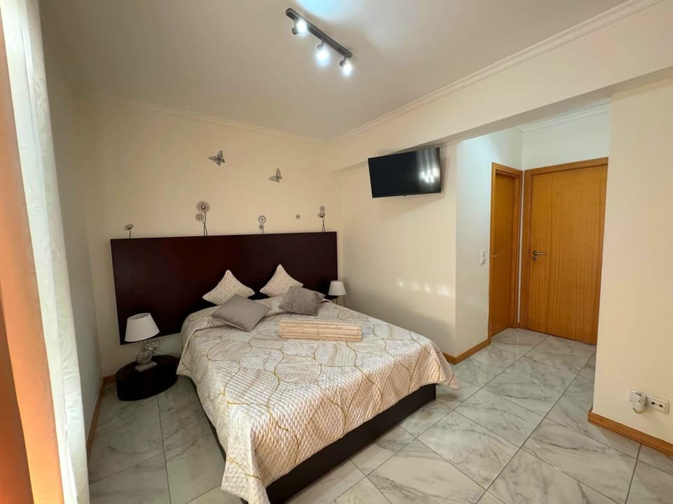 Bed, TV and multimedia, Photo of the whole room, Bedroom, wardrobe