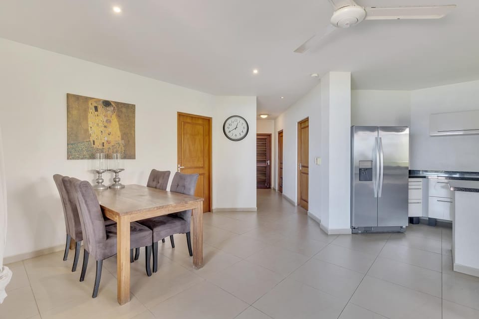Kitchen or kitchenette, Dining area, stove
