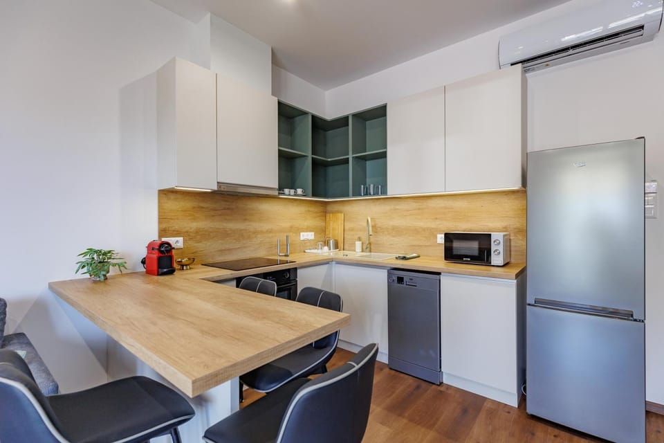 Kitchen or kitchenette, Dining area, dishwasher, oven, stove