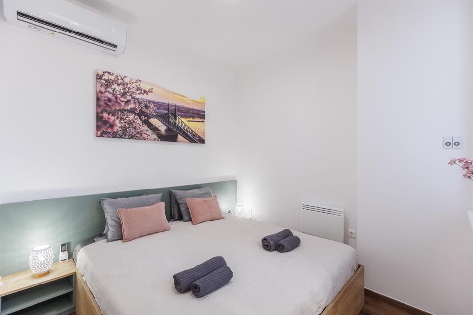 Bedroom, air conditioner