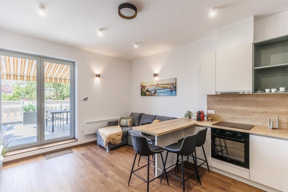 Coffee/tea facilities, Kitchen or kitchenette, Living room