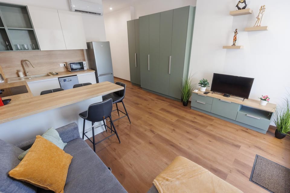 Communal lounge/ TV room, TV and multimedia, Kitchen or kitchenette, Living room, Seating area, Dining area, oven, stove
