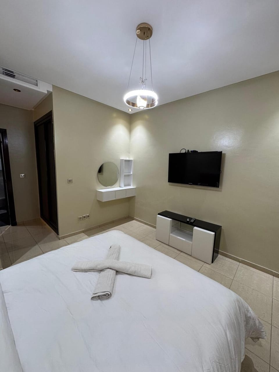 Bed, TV and multimedia, Photo of the whole room, Bedroom, towels, air conditioner